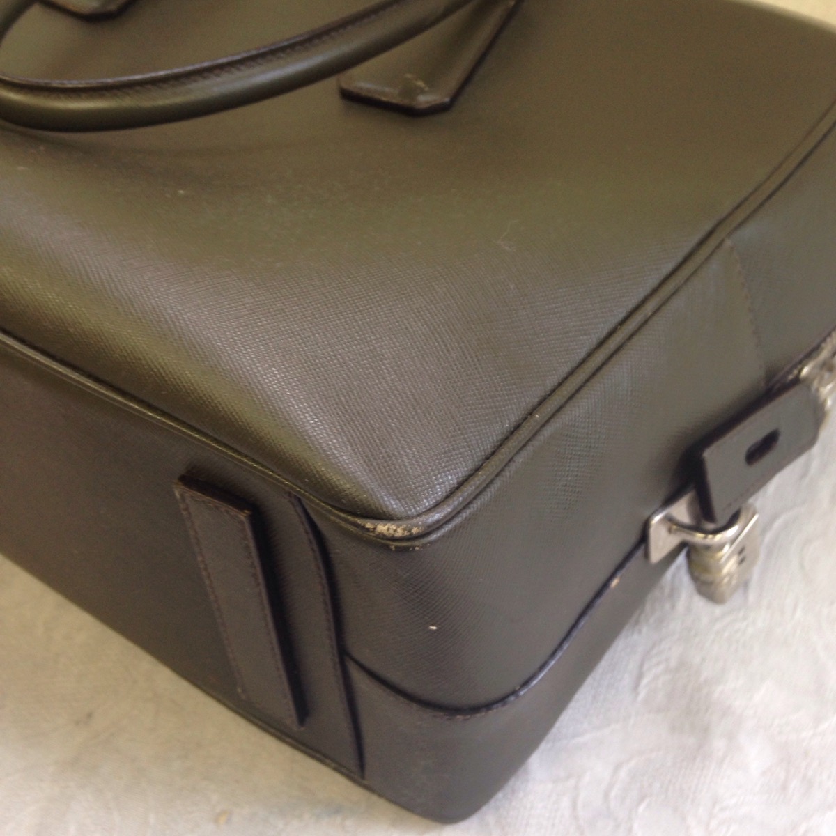 プラダ　PRADA　ビジネスバック　黒　リペア　B1　ソファー、鞄、バッグ、修理、張替、黒ずみ汚れ、クリーニング、色移り、擦り傷、染め直し